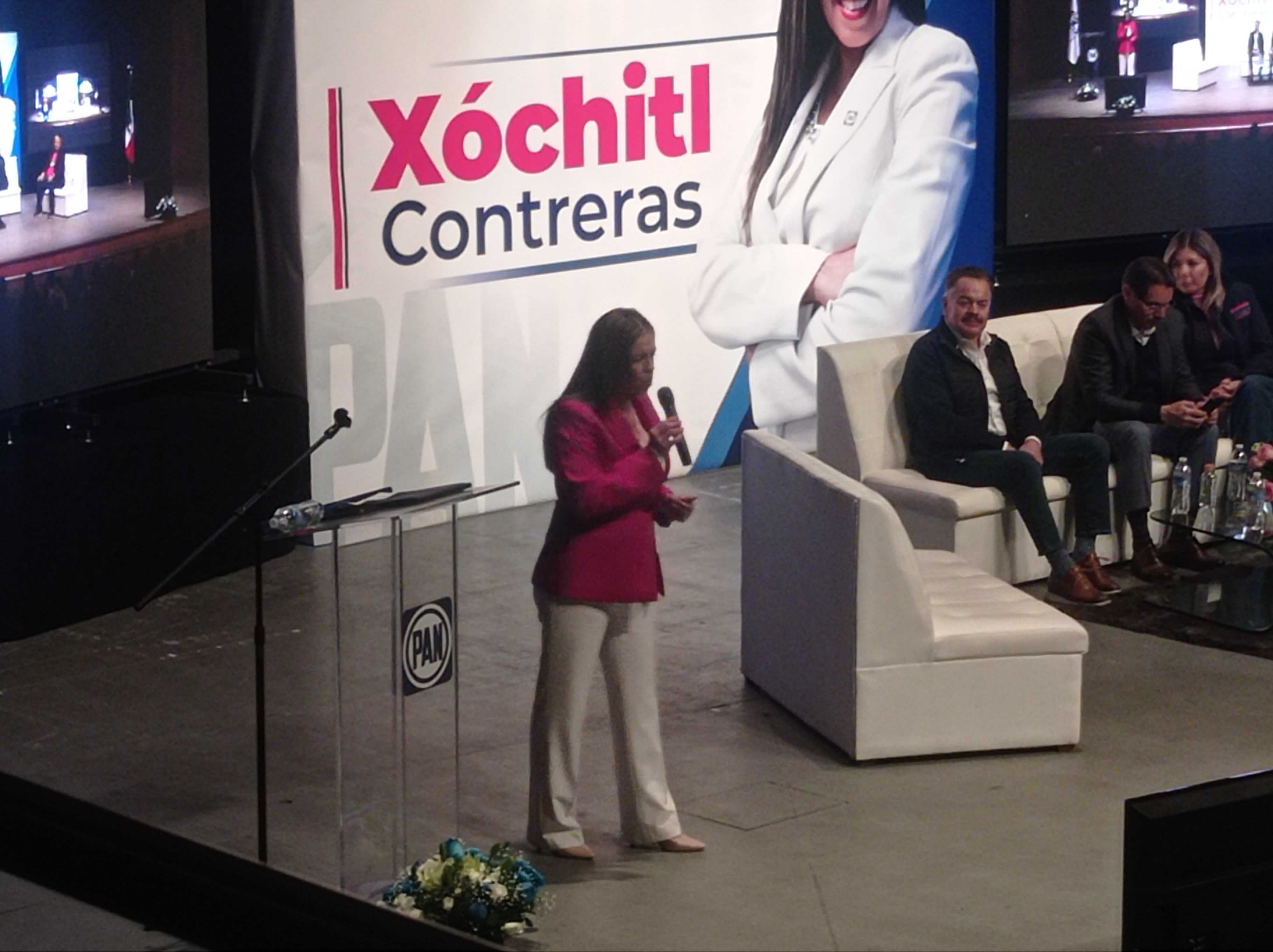 Arropan a líder municipal del PAN durante informe de labores.