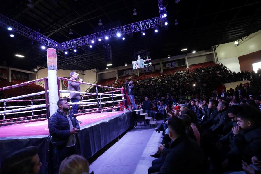 Agradece alcalde a Julio César Chávez por compartir experiencia de vida con la juventud juarense