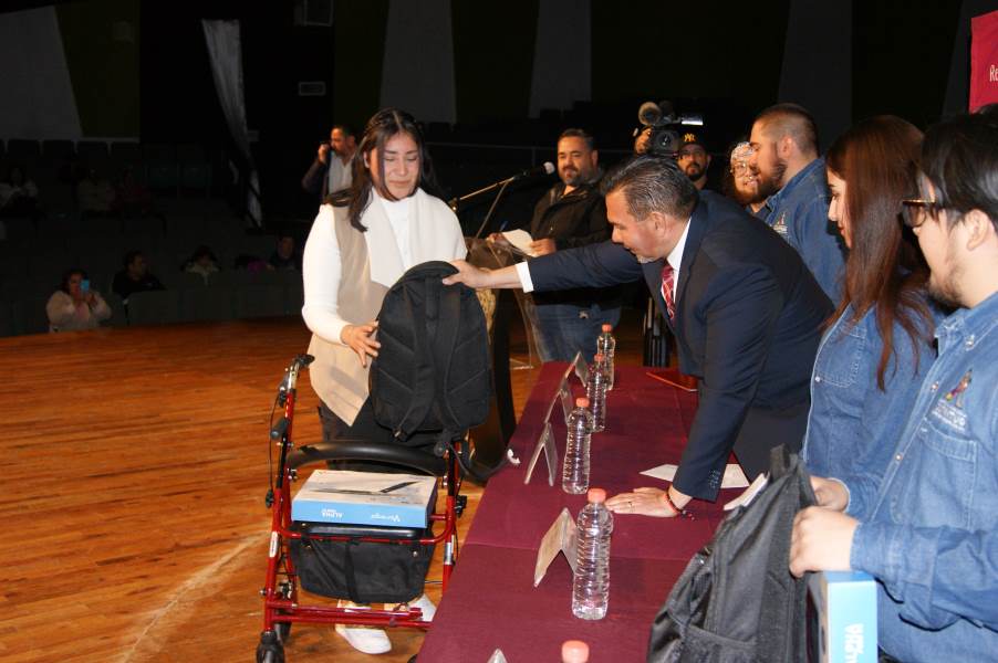 Entregan kits escolares a estudiantes universitarios; ampliarán inversión para continuar con ese programa.