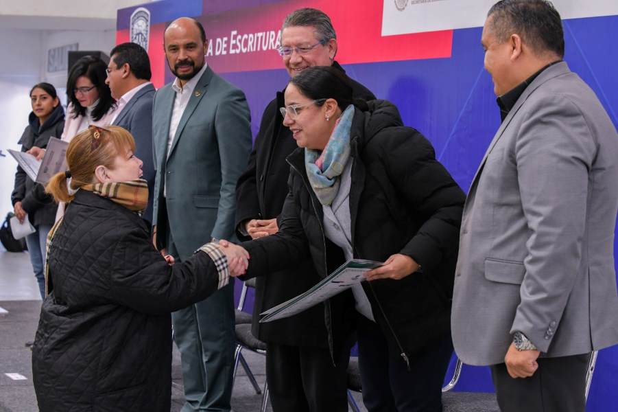 Entrega estado 560 títulos de propiedad a igual numero de familias