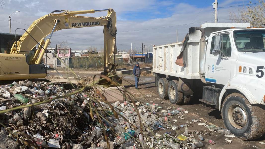 Continúa la JMAS apoyando en la limpieza de acequia madre