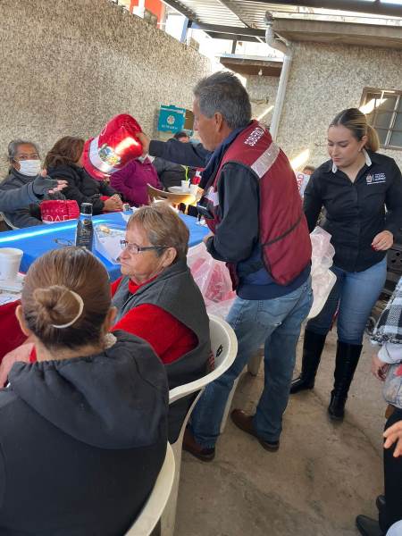 Entrega Desarrollo Social apoyos de invierno en la colonia Lucio Blanco