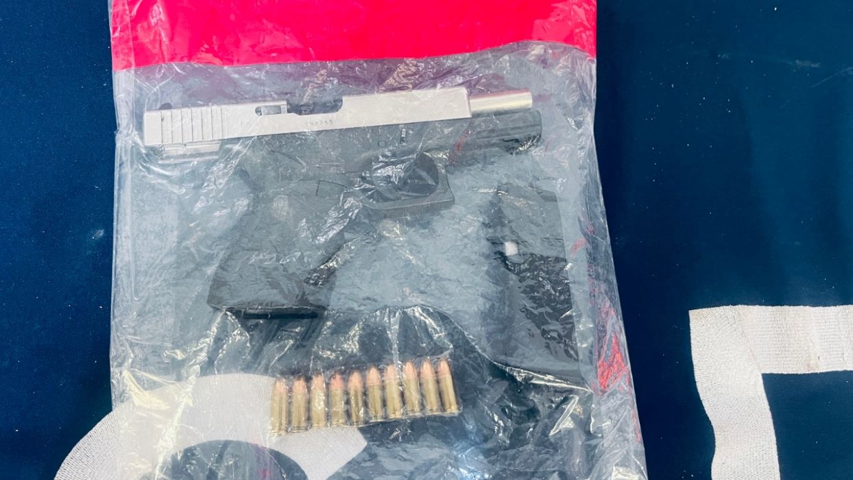 Detienen a dos sujetos en posesión de un arma de fuego