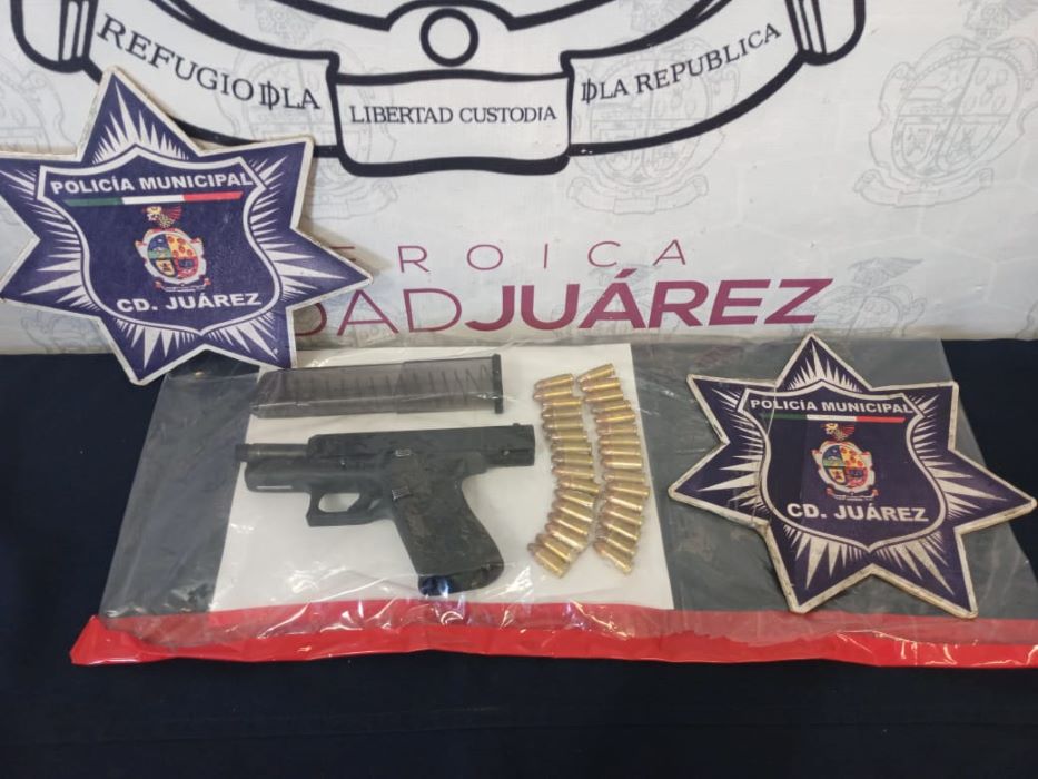 Detienen a chofer de camión y acompañante en posesión de un arma de fuego