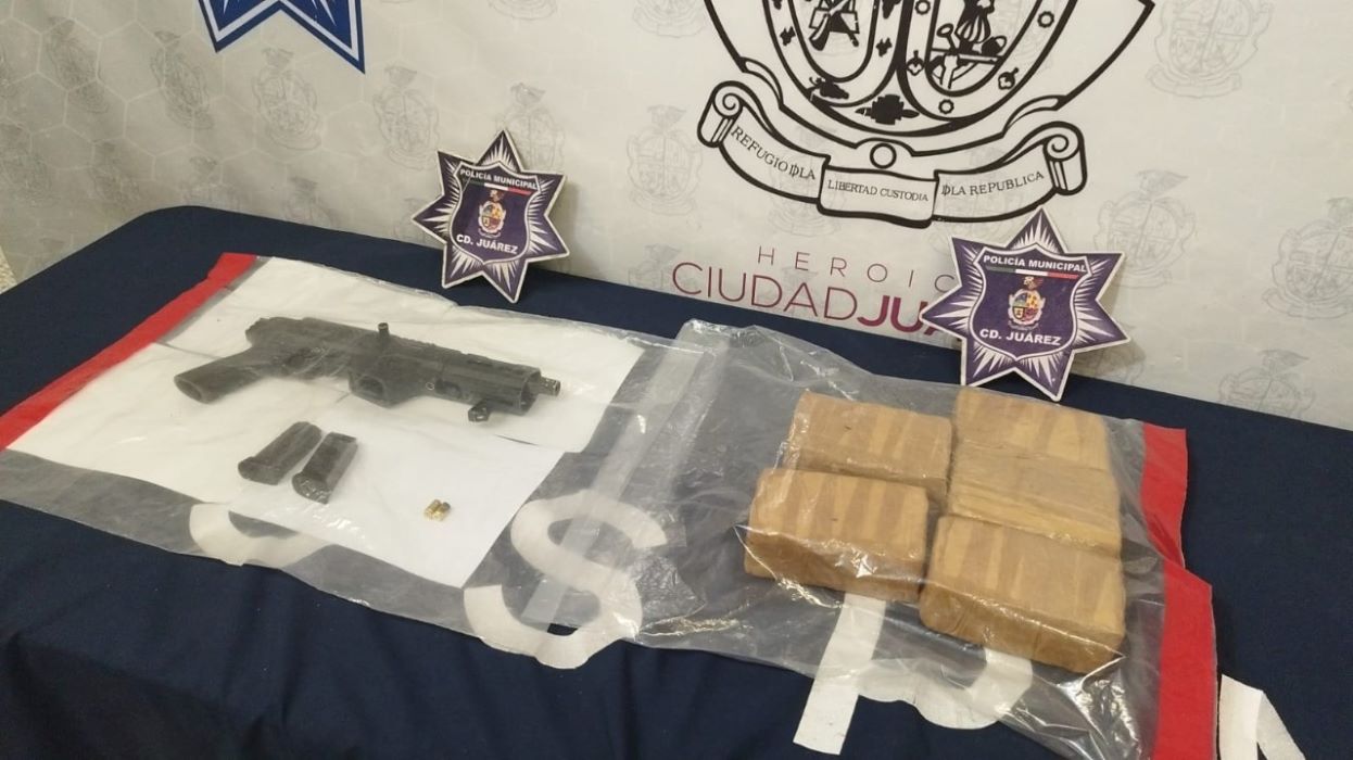 Detienen a sujetos en posesión de un arma de fuego y cinco libras de marihuana