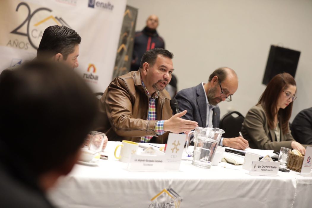 Participa el Presidente Municipal en mesa de trabajo con la CANADEVI