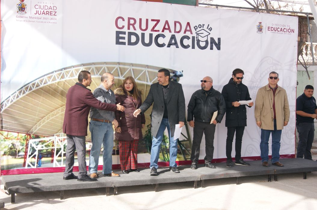Entrega alcalde domo en la Escuela Luis Ramírez.