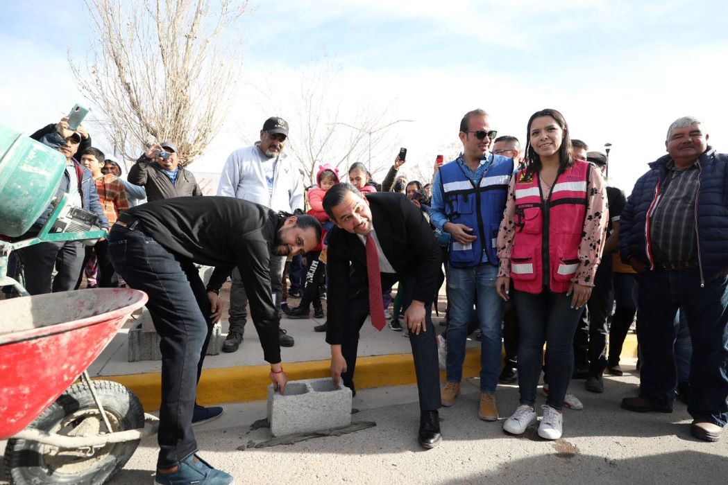 Coloca Presidente Municipal la primera piedra de la barda perimetral y portón