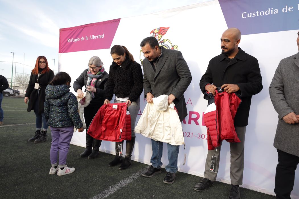 Entrega DIF más de 900 chamarras en la Unidad Deportiva Villas de Salvarcar