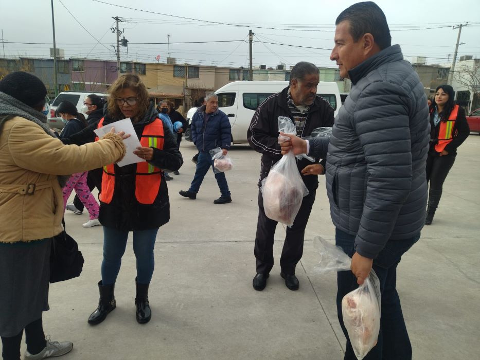 Distribuye Desarrollo Social, apoyos alimenticios y calentones