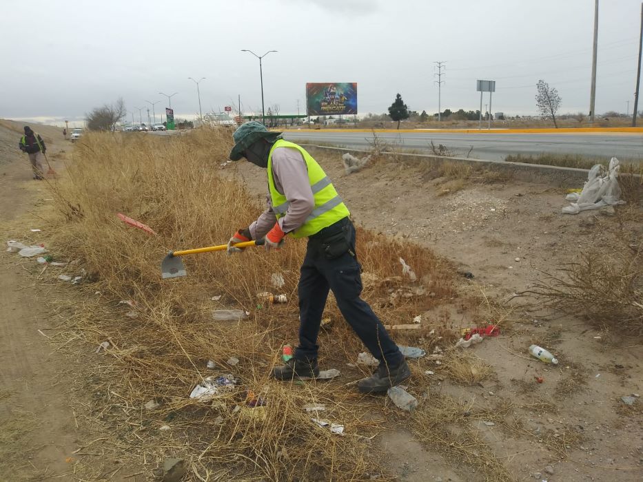 Dan mantenimiento de limpieza en el bordo del Río Bravo
