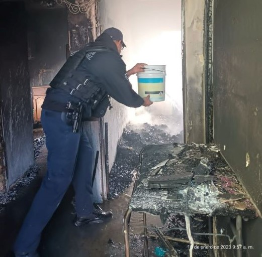 Apoya Policía Municipal a sofocar incendio en vivienda