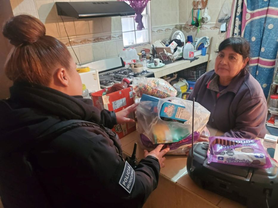 Entrega Policía Municipal despensa a pareja de la tercera edad