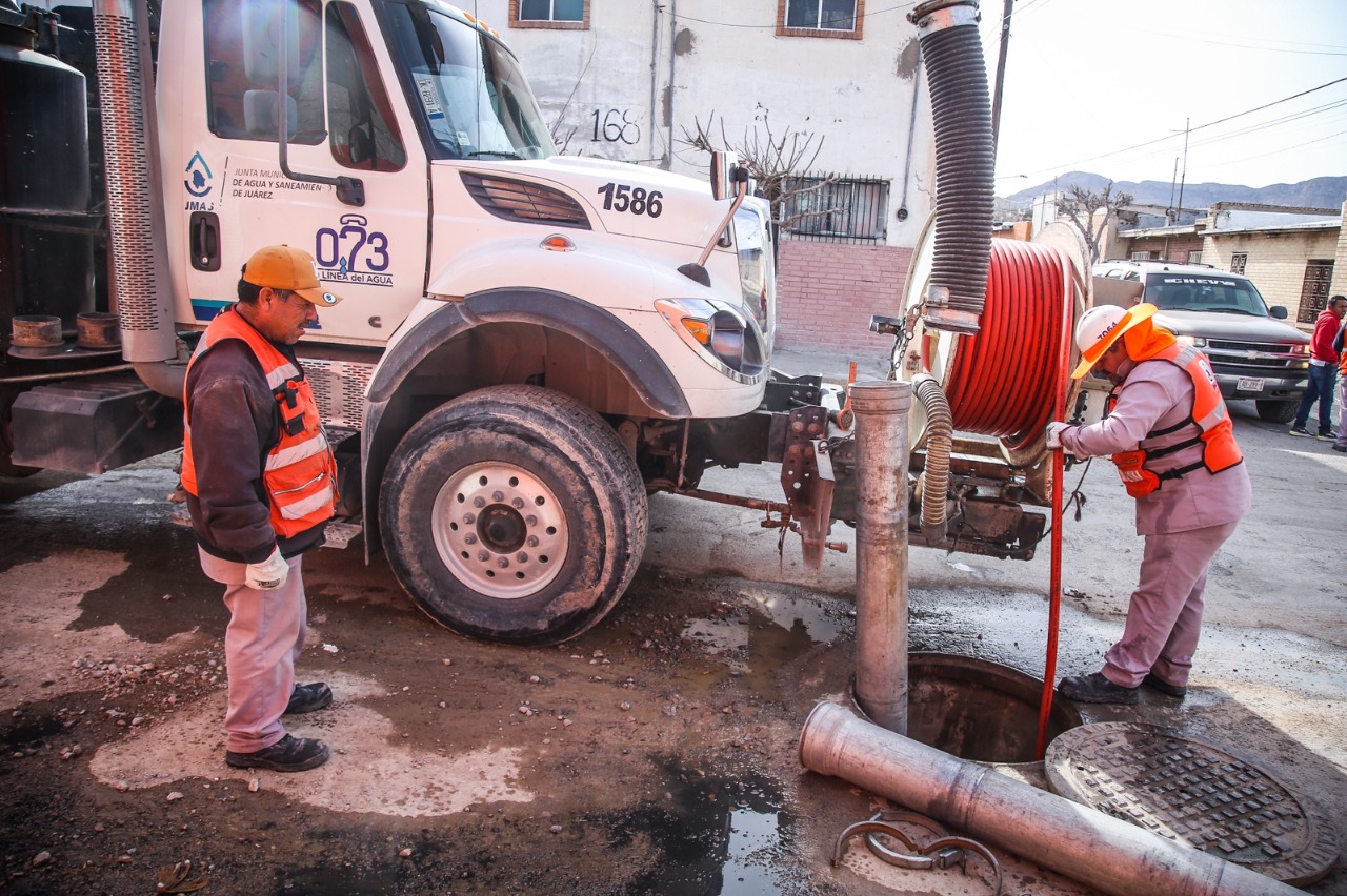 Limpia JMAS sistema de drenaje en Viaducto Díaz Ordaz.
