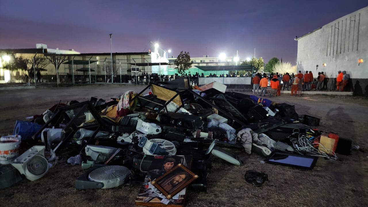 Dinero, armas punzo cortantes y aparatos electrónicos asegurados en cateo al CERESO número 3
