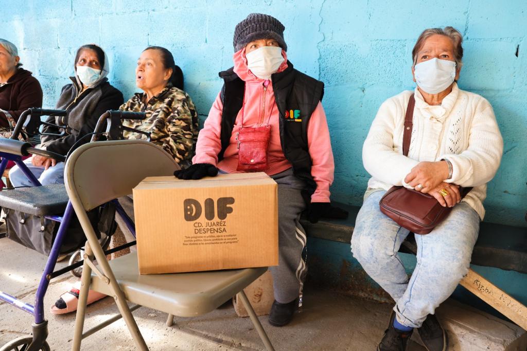 Continua entrega de chalecos por el DIF