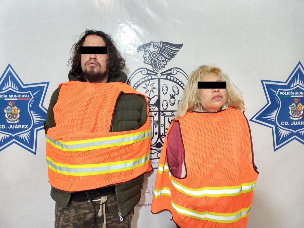 Arrestan a pareja en posesión de cartuchos de alto poder y equipo táctico