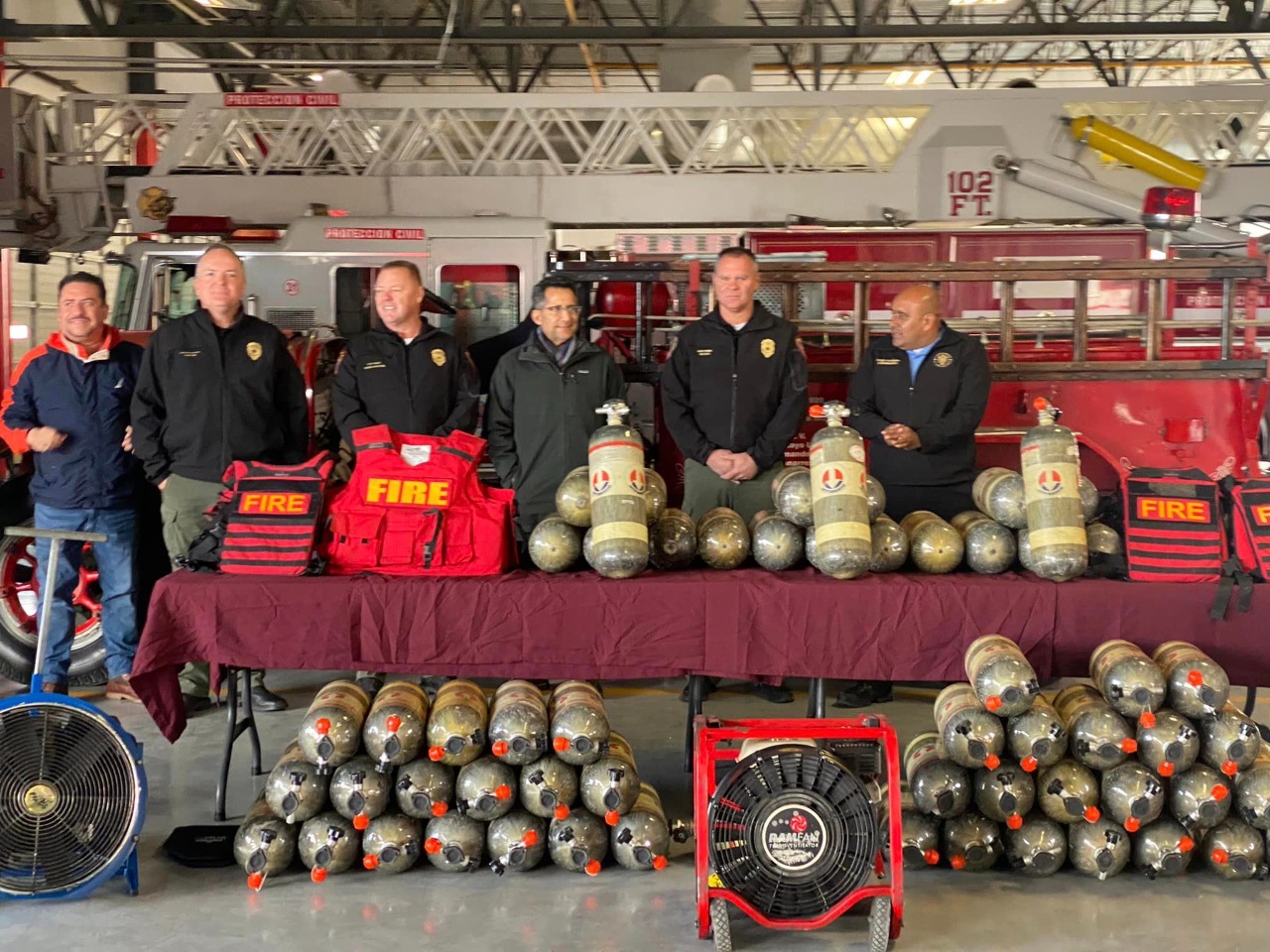 Bomberos reciben donativos de sus homólogos de Luisiana