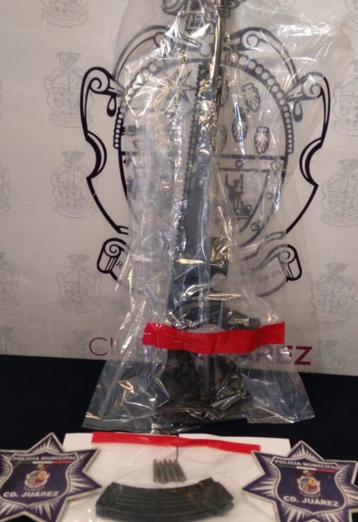 Policías municipales localizan fusil de asalto