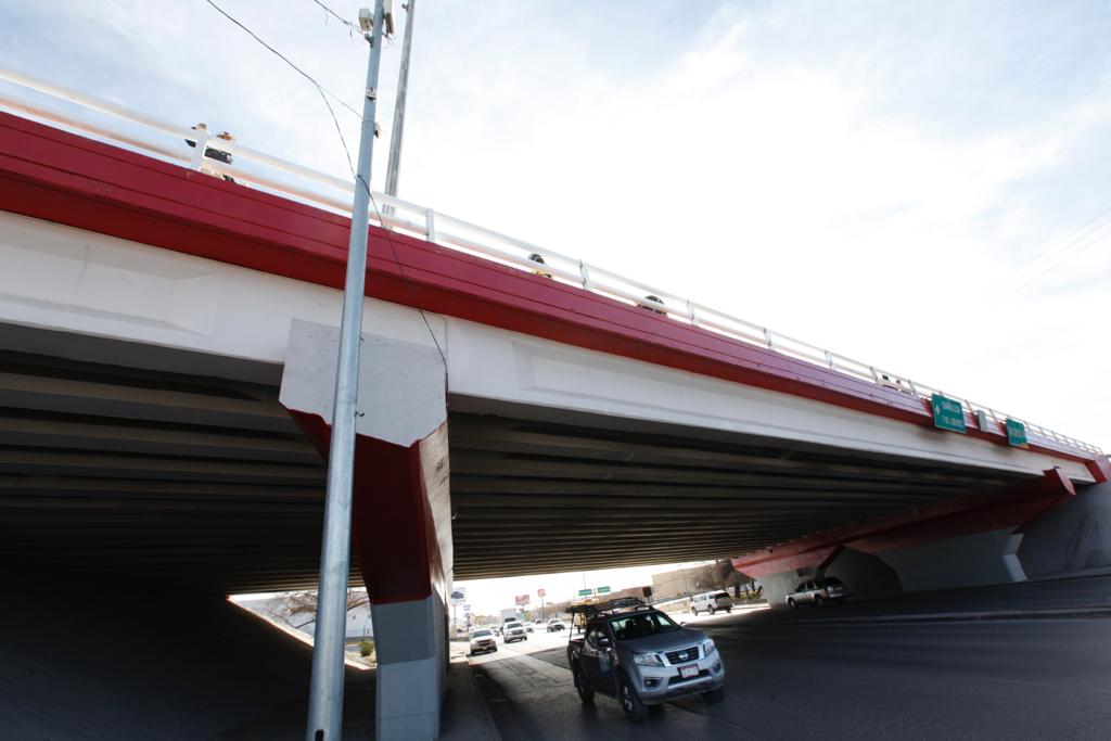 Avanzan trabajos de pintura en el puente del Trébol