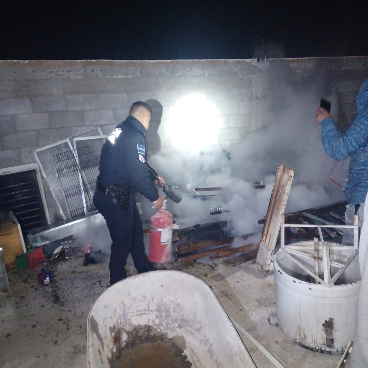 Policías municipales sofocan incendio en la colonia Mezquital