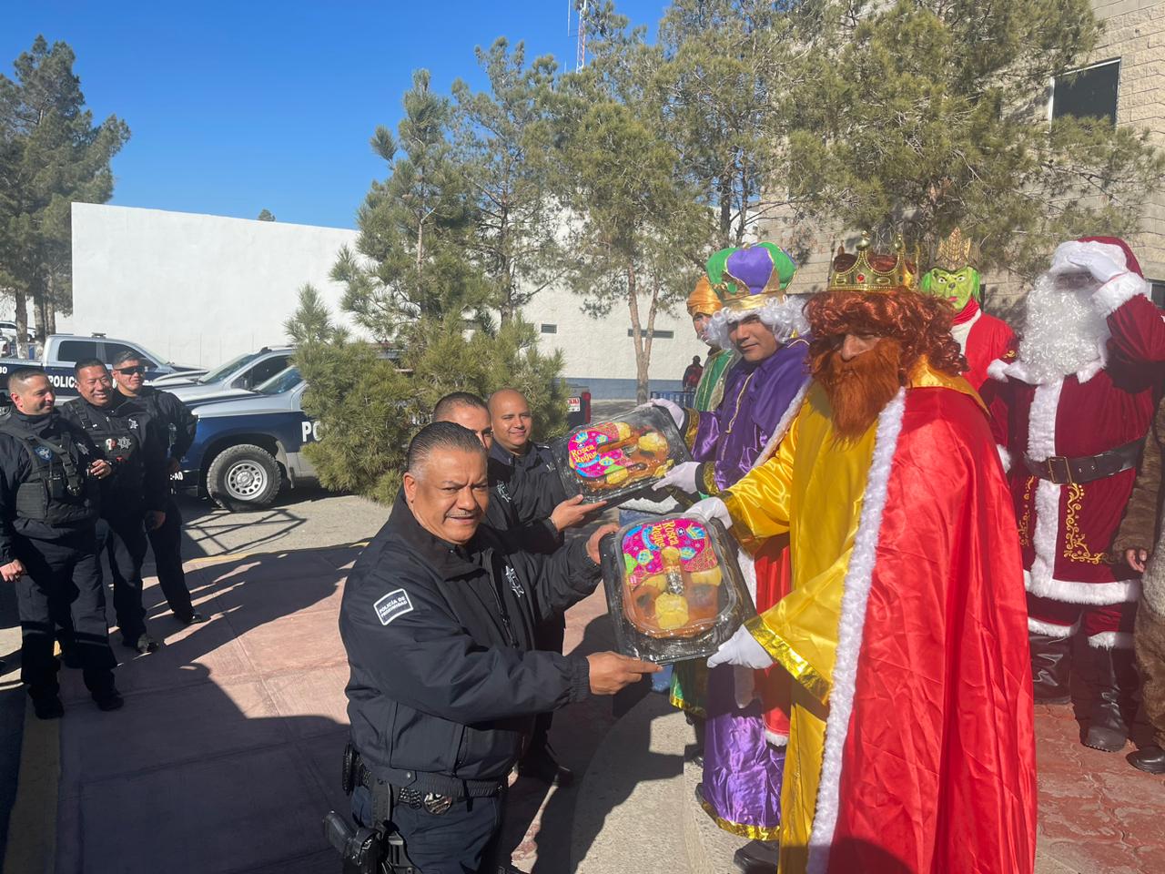 Entrega la SSPM roscas de reyes y dulces en suroriente de la ciudad