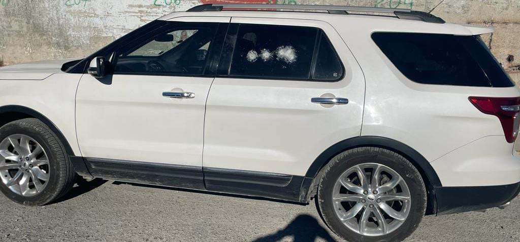 Continúa hallazgo de armas largas y vehículos abandonados tras la fuga de reos