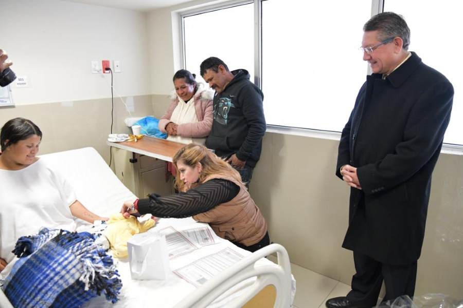 Destaca historia de migración de padres del bebé del año.