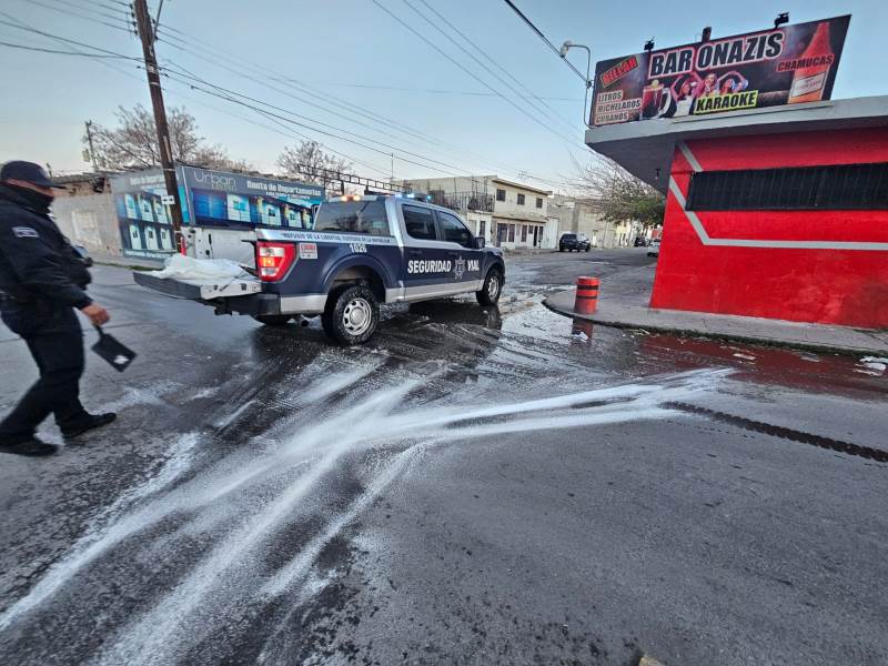 Dependencias municipales esparcieron sal y arena en calles cristalizadas