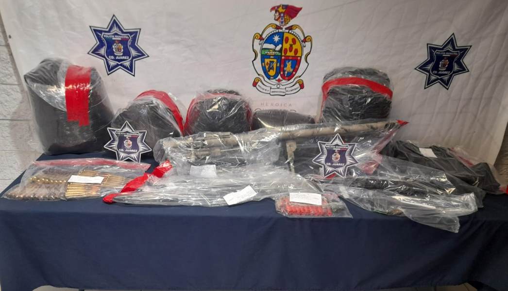 Aseguran tres armas largas, cartuchos útiles y marihuana en el interior de cuatro vehículos