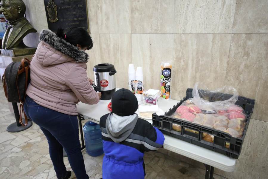 Contribuyentes del predial reciben café y pan