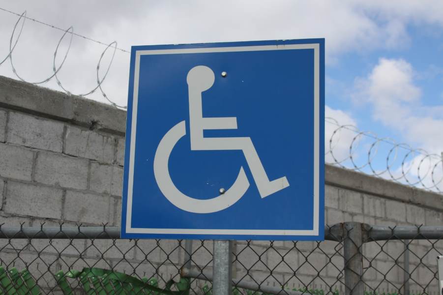 Exhortan a no estacionarse en los cajones azules de estacionamiento