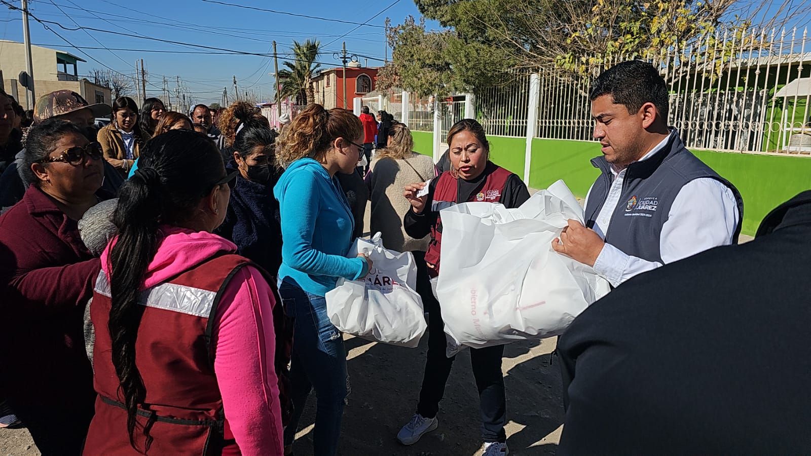 Entregan mil 400 cobijas en varios puntos del sur y sur oriente de la ciudad.