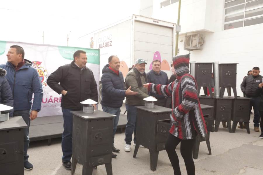 Lleva municipio apoyos sociales por temporada invernal a la zona de ANAPRA.