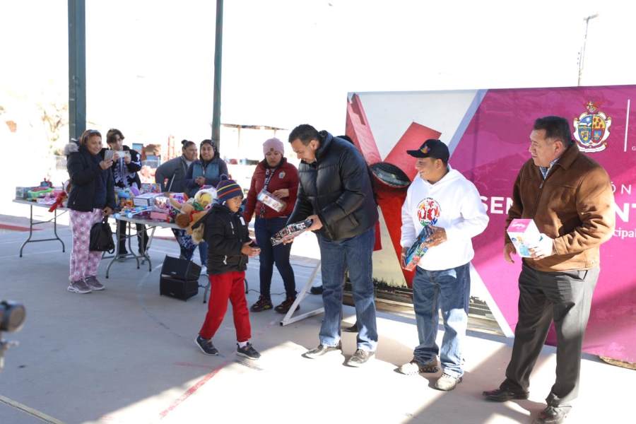 Entrega Presidente Pérez Cuéllar obsequios a niños del poniente