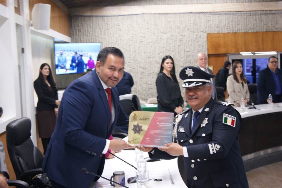 Entrega Cabildo reconocimientos a policías destacados en su labor.