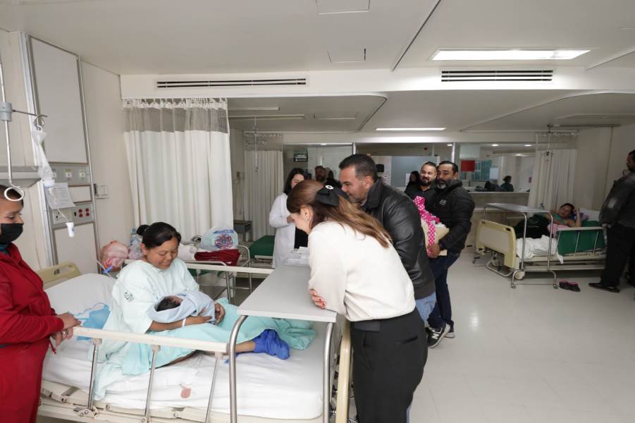 Visitan Presidente Cruz Pérez Cuéllar y Rubí Enríquez a los primeros bebés del Hospital 66 del IMSS