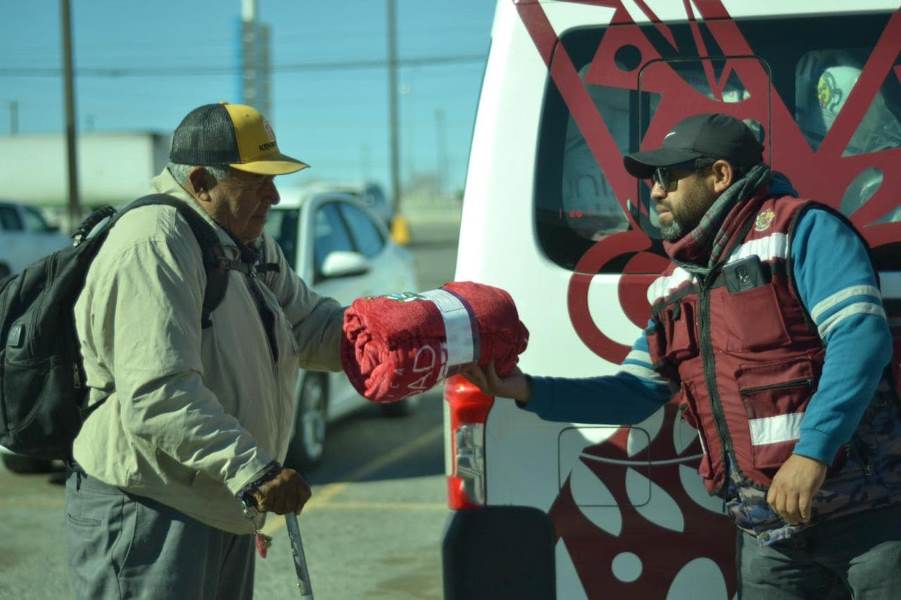 Distribuye municipio cobijas a visitantes de centros comerciales y supermercados