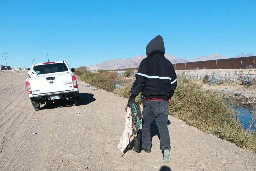 Retiran basura y desechos del bordo del Bravo