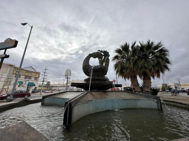 Limpian el monumento “Sol y Luna”
