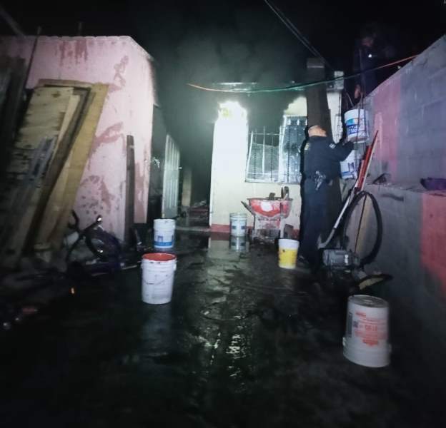 Apoyan Policías Municipales a sofocar incendio en la colonia Riveras