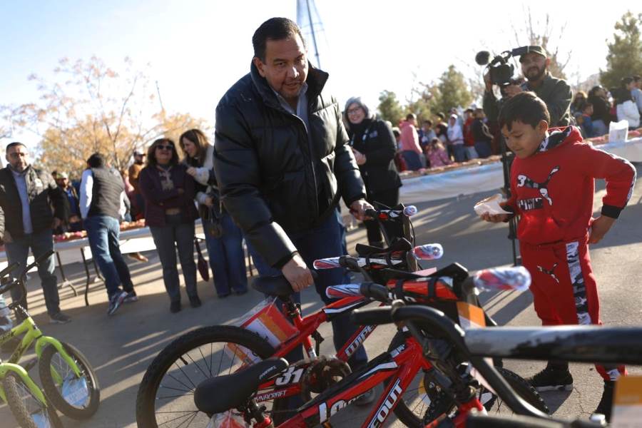 Alcalde Cruz Pérez Cuéllar y su esposa Rubí Enríquez, celebraron el Día de Reyes con familias en el Parque DIF