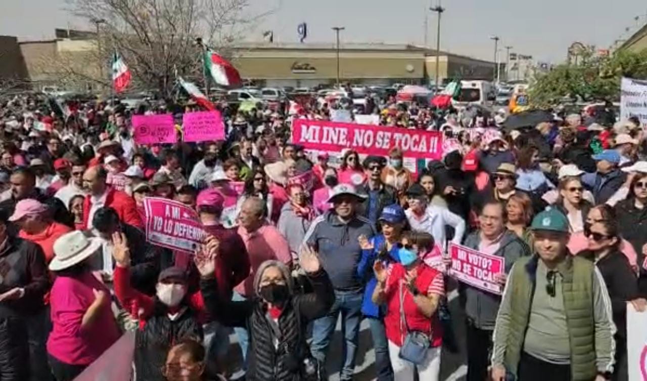 Atienden miles el llamado a la defensa del INE; instalan mesa de recolección de firmas.