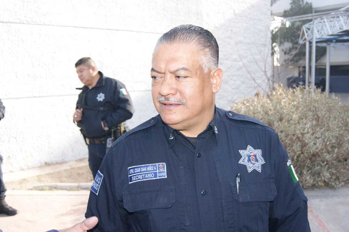 Insisten migrantes en penetrar muro fronterizo.