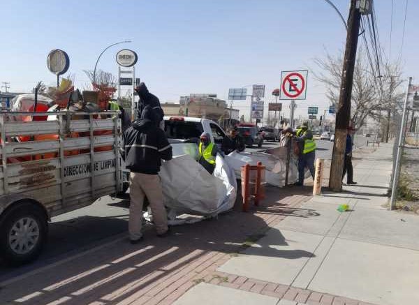 Levantan objetos que arrojaron los fuertes vientos en vialidades principales