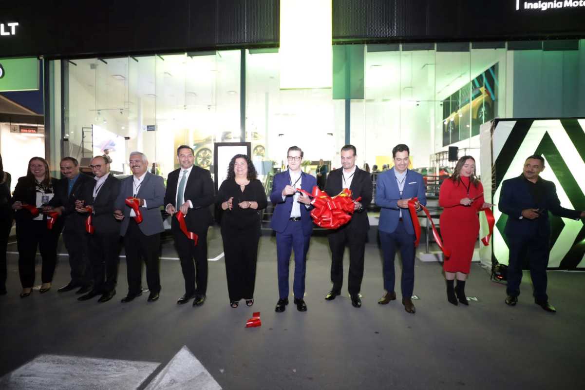 Alcalde Cruz Pérez Cuéllar asistió a inauguración de nueva agencia Renault