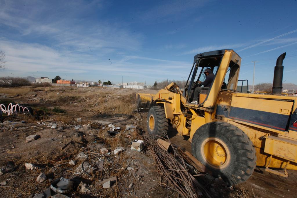 Inicia retiro de escombro y basura de terreno en la colonia Fidel Velásquez