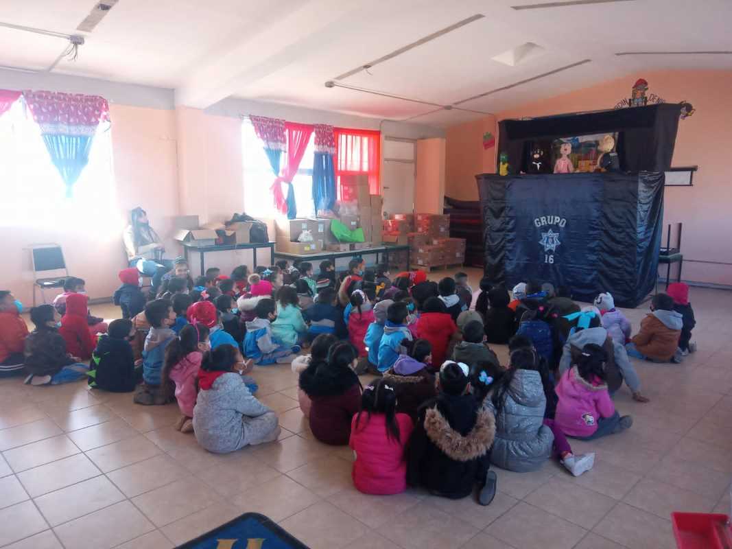 Aprenden niños y niñas sobre seguridad con función de teatrino de la SSPM