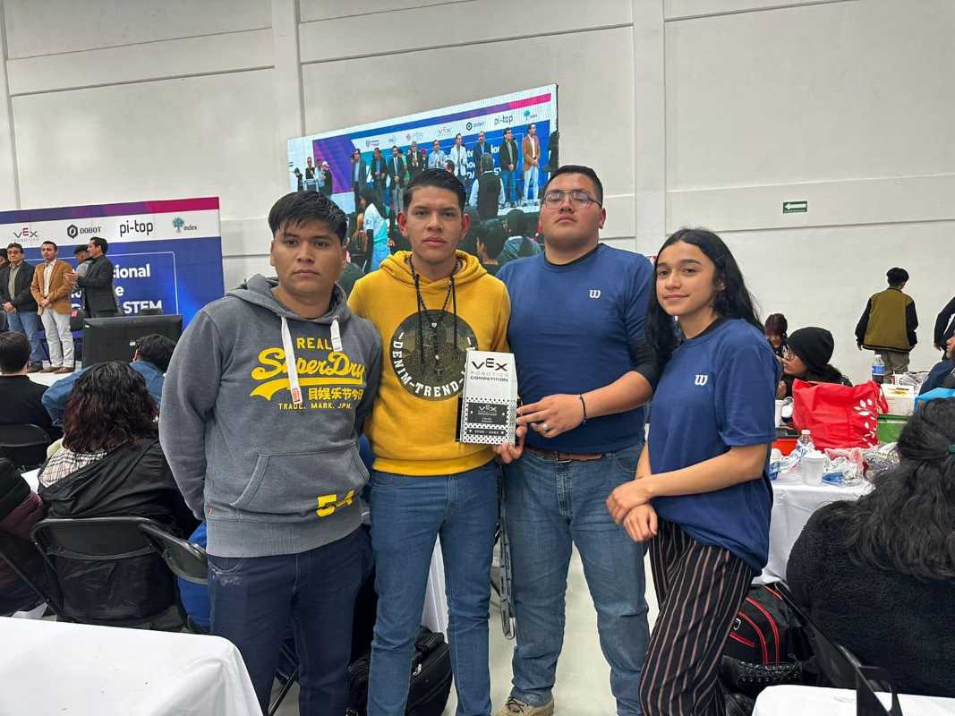 Se alza la UTPN con preseas en torneo de robótica