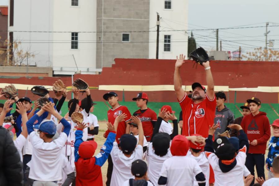 Impartió Benjamín Gil clínicas de béisbol a cientos de niñas y niños peloteros